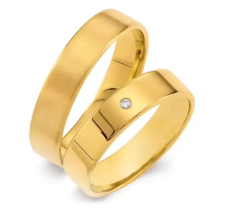 Geelgouden damesring 5mm breed met 1 brillant 0,015CT en herenring 5mm