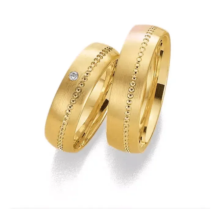 Geelgouden damesring 6mm breed met 1 brillant 0,02CT en herenring 6mm