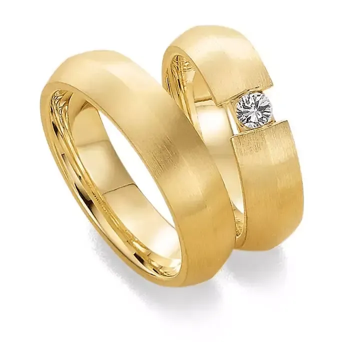 Geelgouden damesring 6mm breed met 1 brillant 0,15CT en herenring 6mm
