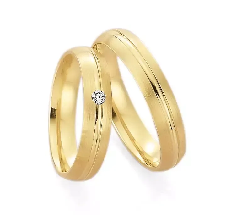 Geelgouden damesring 4.5mm breed met 1 brillant 0,04CT en herenring 4.5mm