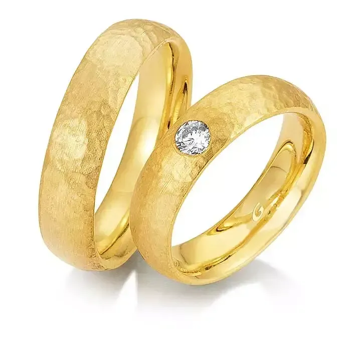 Geelgouden damesring 6mm breed met 1 brillant 0,15CT en herenring 6mm