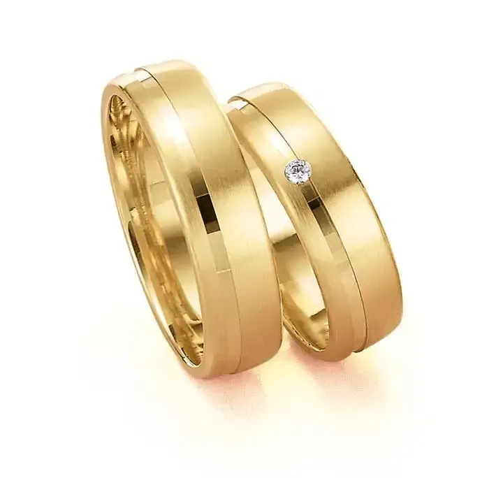 Geelgouden damesring 6mm breed met 1 brillant 0,25CT en herenring 6mm