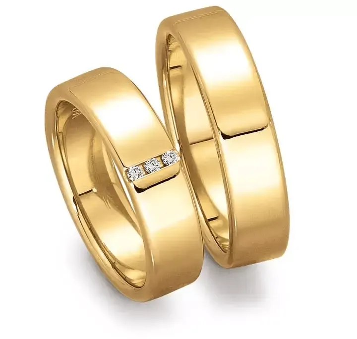 Geelgouden damesring 5.5mm breed met 3 brillant 0,03CT en herenring 5.5mm
