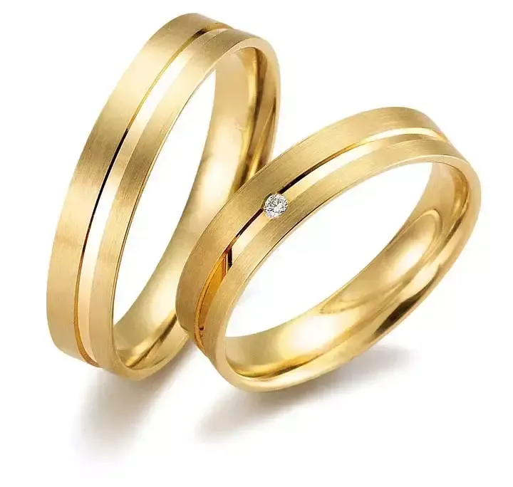 Geelgouden damesring 4.5mm breed met 1 brillant 0,015CT en herenring 4.5mm