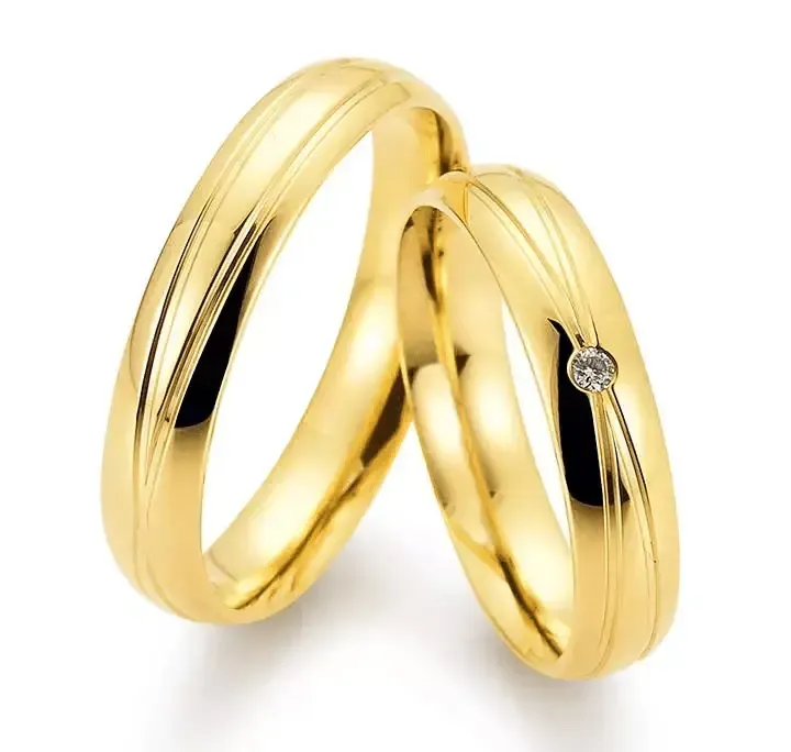 Geelgouden damesring 4.5mm breed met 1 brillant 0,02CT en herenring 4.5mm