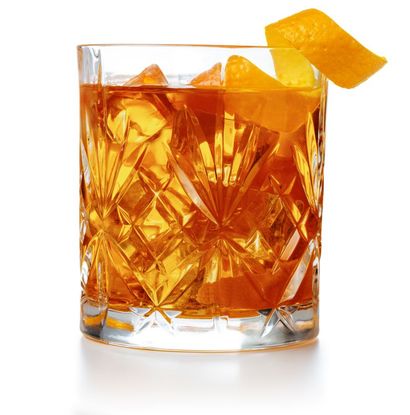 Bicchiere con bevanda per aperitivo