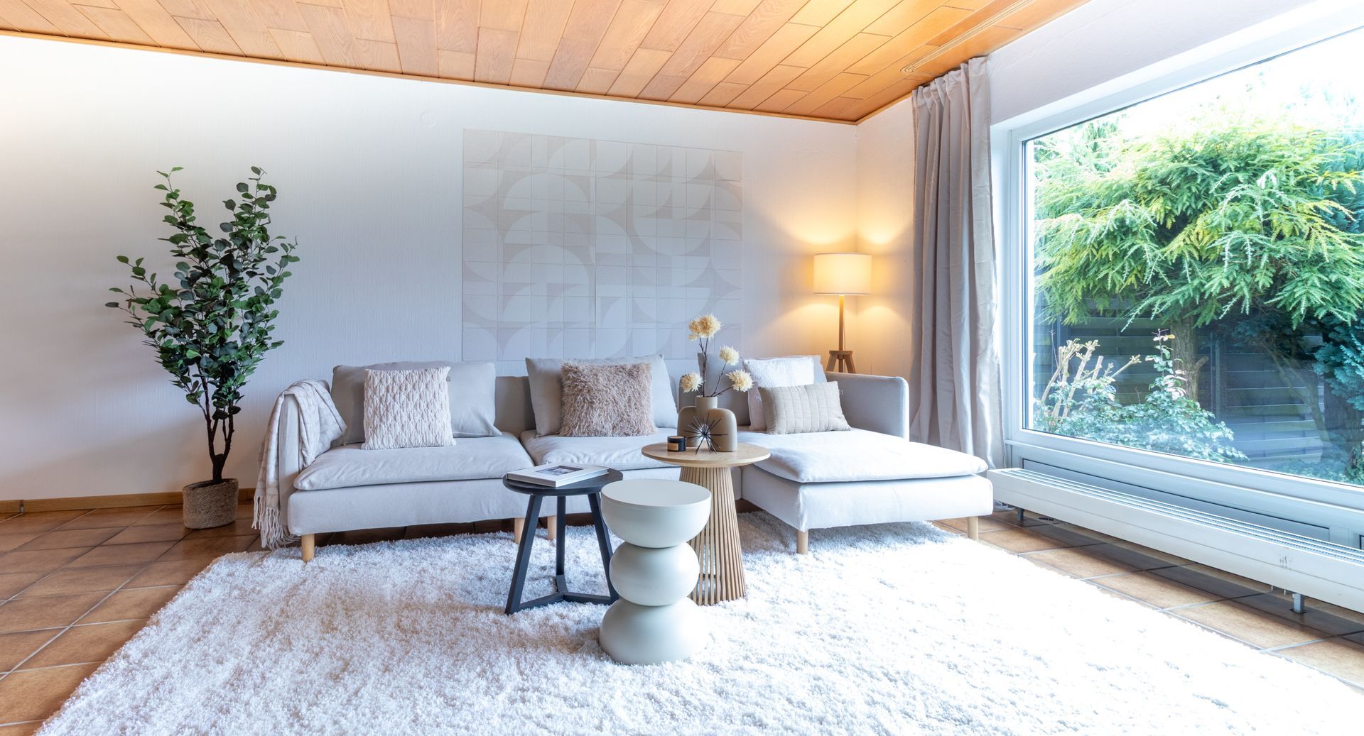 Helles Wohnzimmer nach Home Staging in einer Erbimmobilie