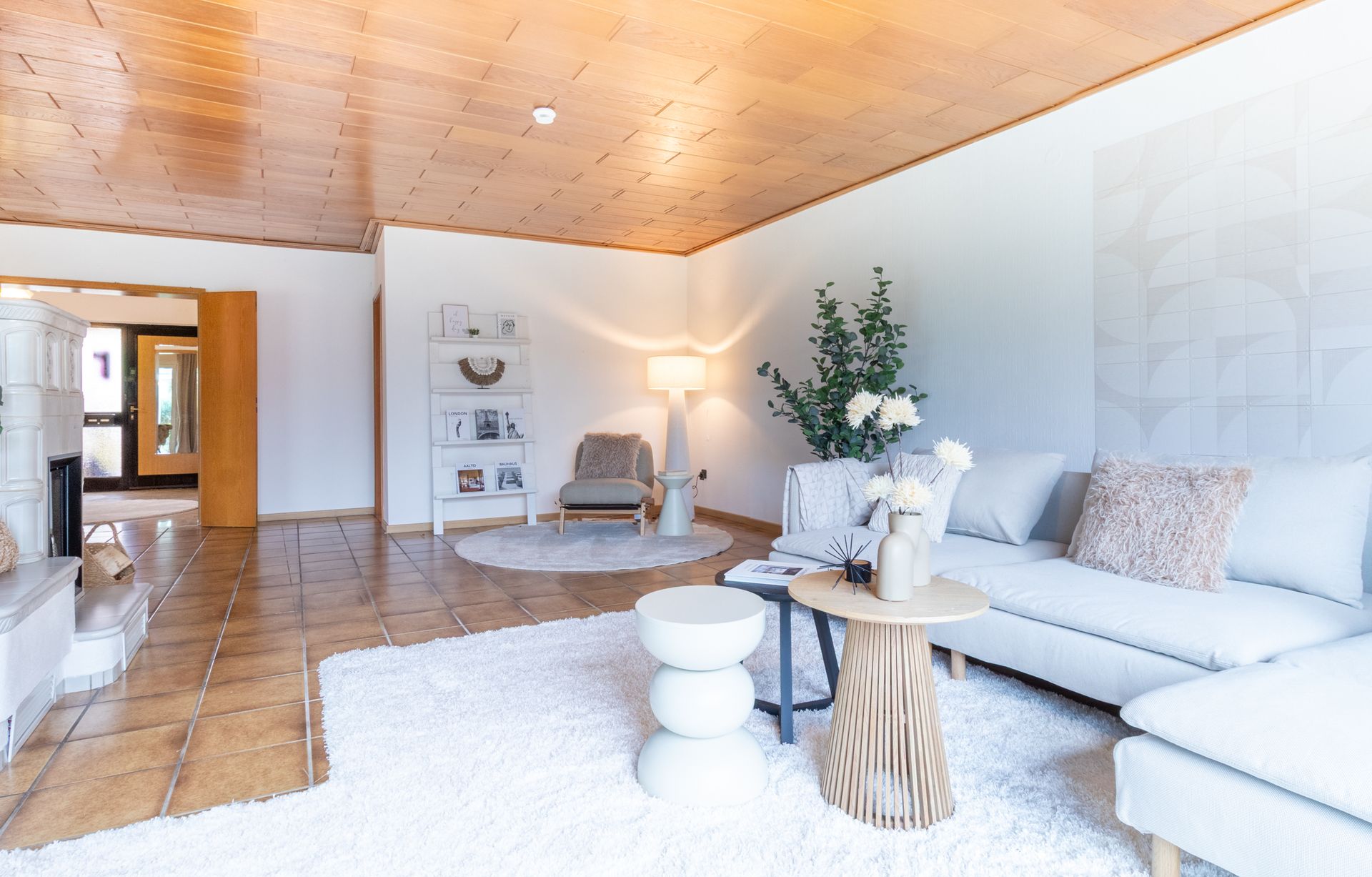 Helles Wohnzimmer nach Home Staging in einer Erbimmobilie