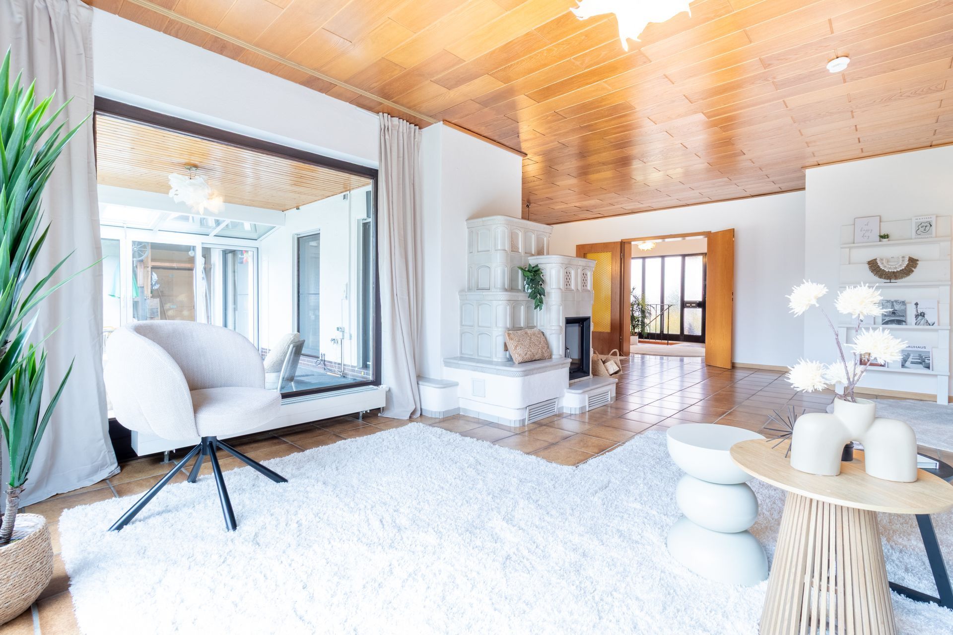 Helles Wohnzimmer nach Home Staging in einer Erbimmobilie