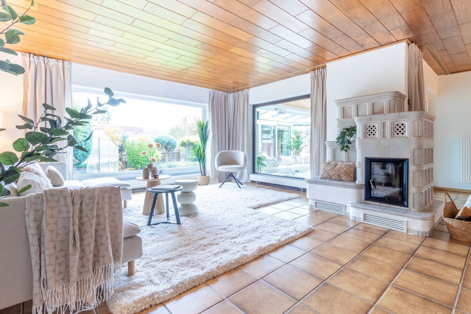 Helles Wohnzimmer nach Home Staging in einer Erbimmobilie
