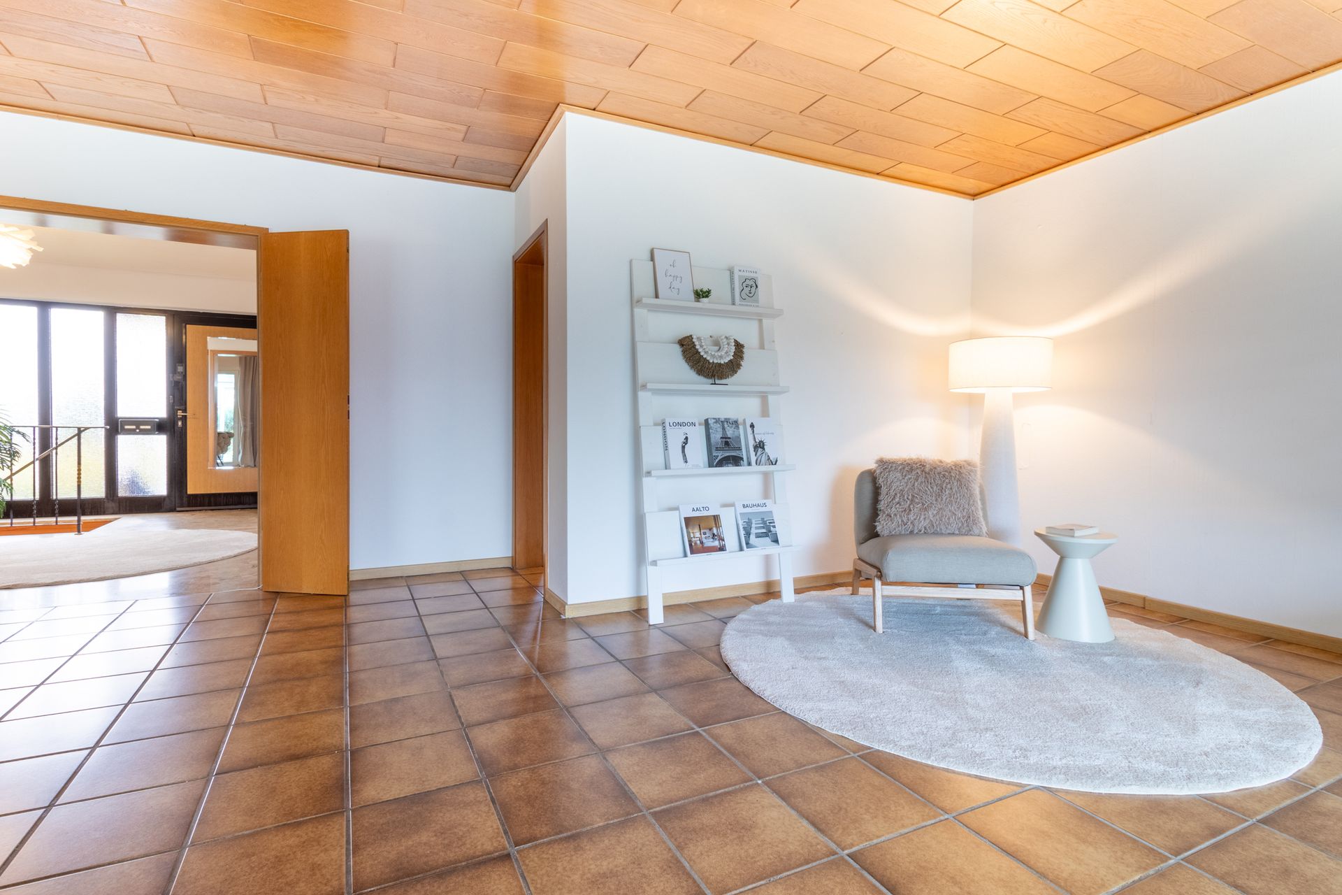 Helles Wohnzimmer nach Home Staging in einer Erbimmobilie