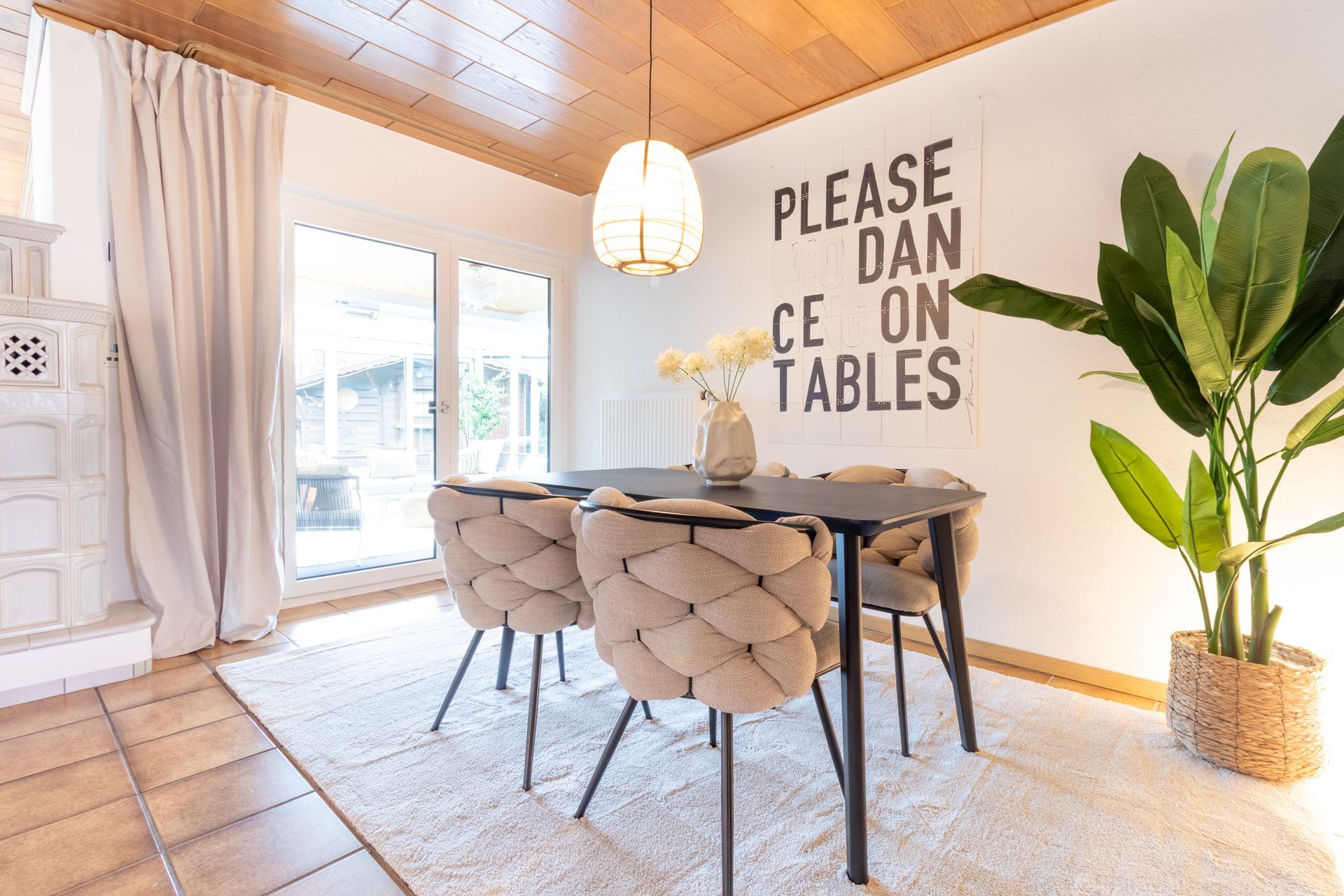 Modernes Essbereich  nach Home Staging in einer Erbimmobilie