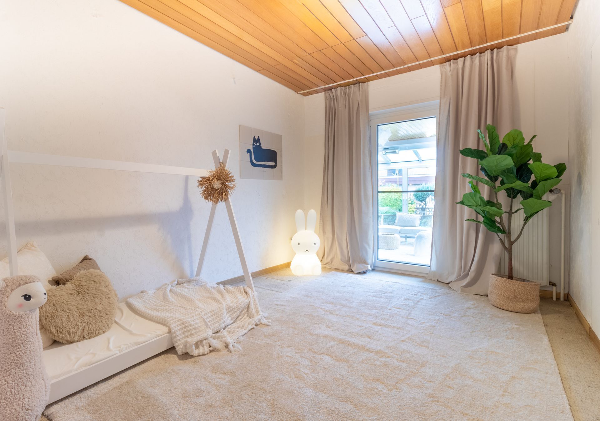 Kinderzimmer mit wohnlicher Atmosphäre