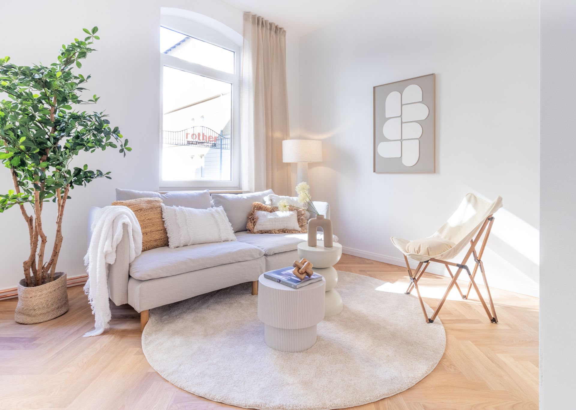 Home Staging Wohnzimmer mit durchdachtem Lichtkonzept