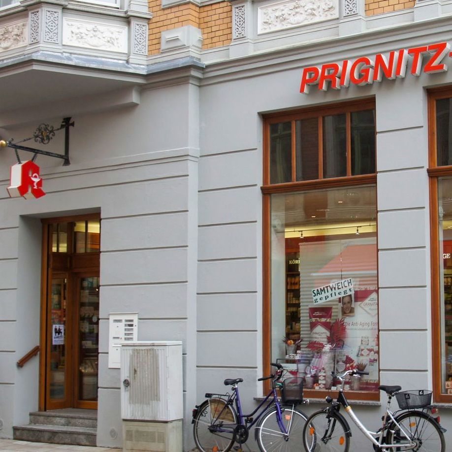 Zwei Fahrräder stehen vor einem Geschäft namens Prignitz