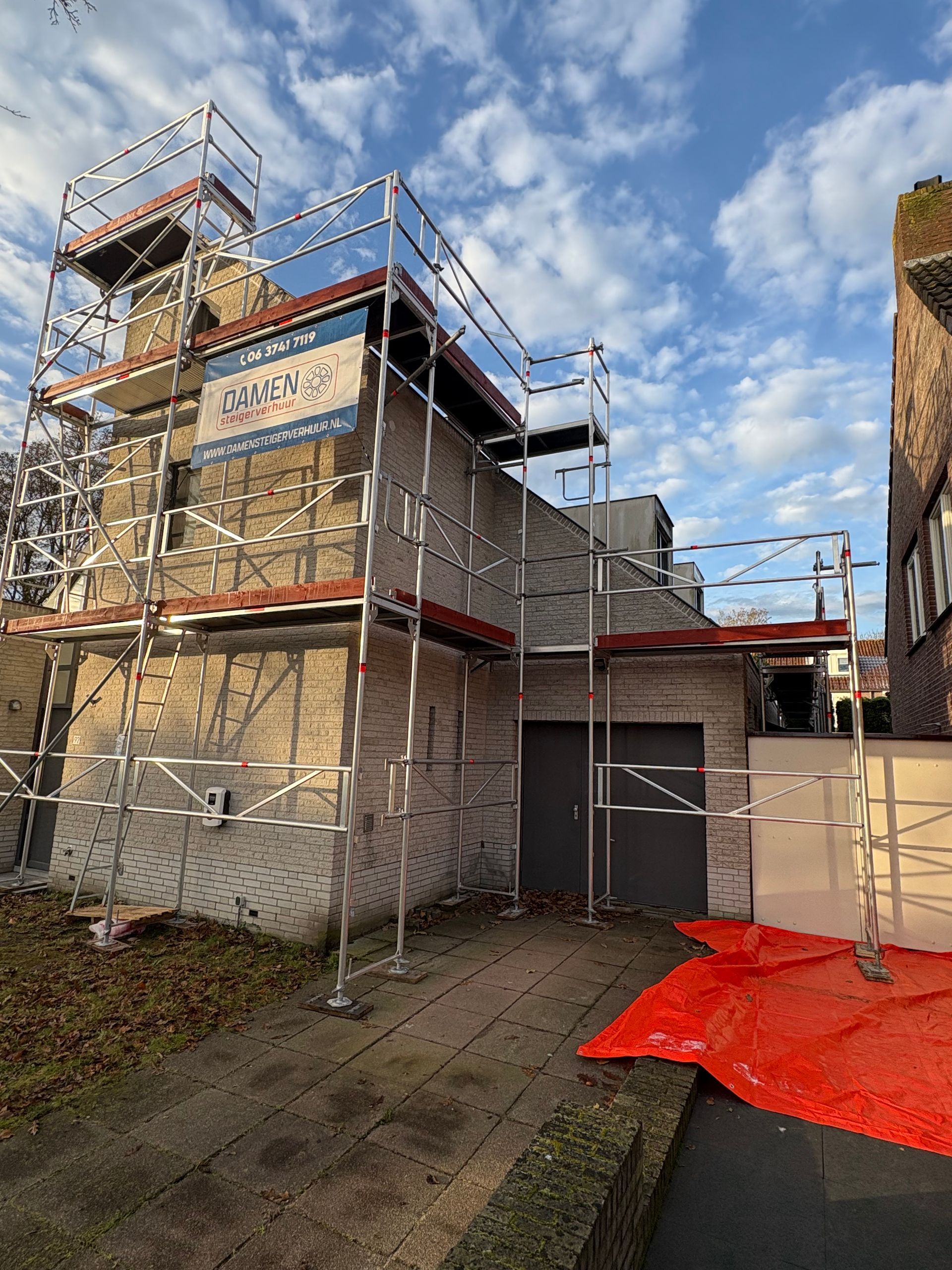 steiger, steiger huren, steigerbouw, steiger verhuur, damen, damen steigerverhuur, steigerbouwer, project, gevelsteiger, gevel steiger, bouwproject, bouwsteiger, bouw, dakrenovatie, dakwerk, steiger voor dakrenovatie, steiger dak,
