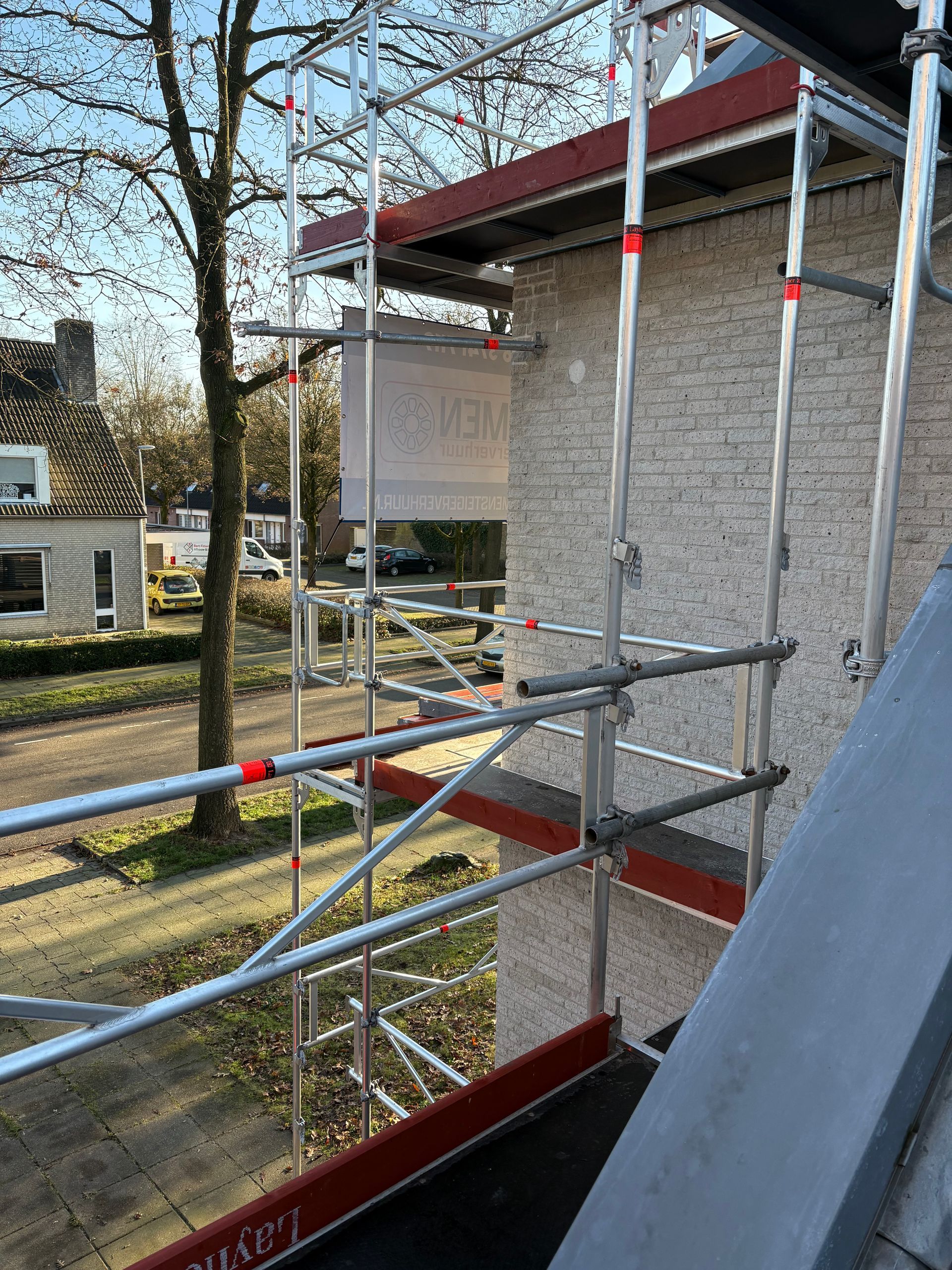 Steiger, steiger huren, steigerbouw, dakrenovatie, dakwerk, steigerbouwer, damen, damen steigerverhuur, steigerwerk, steiger huren per maand