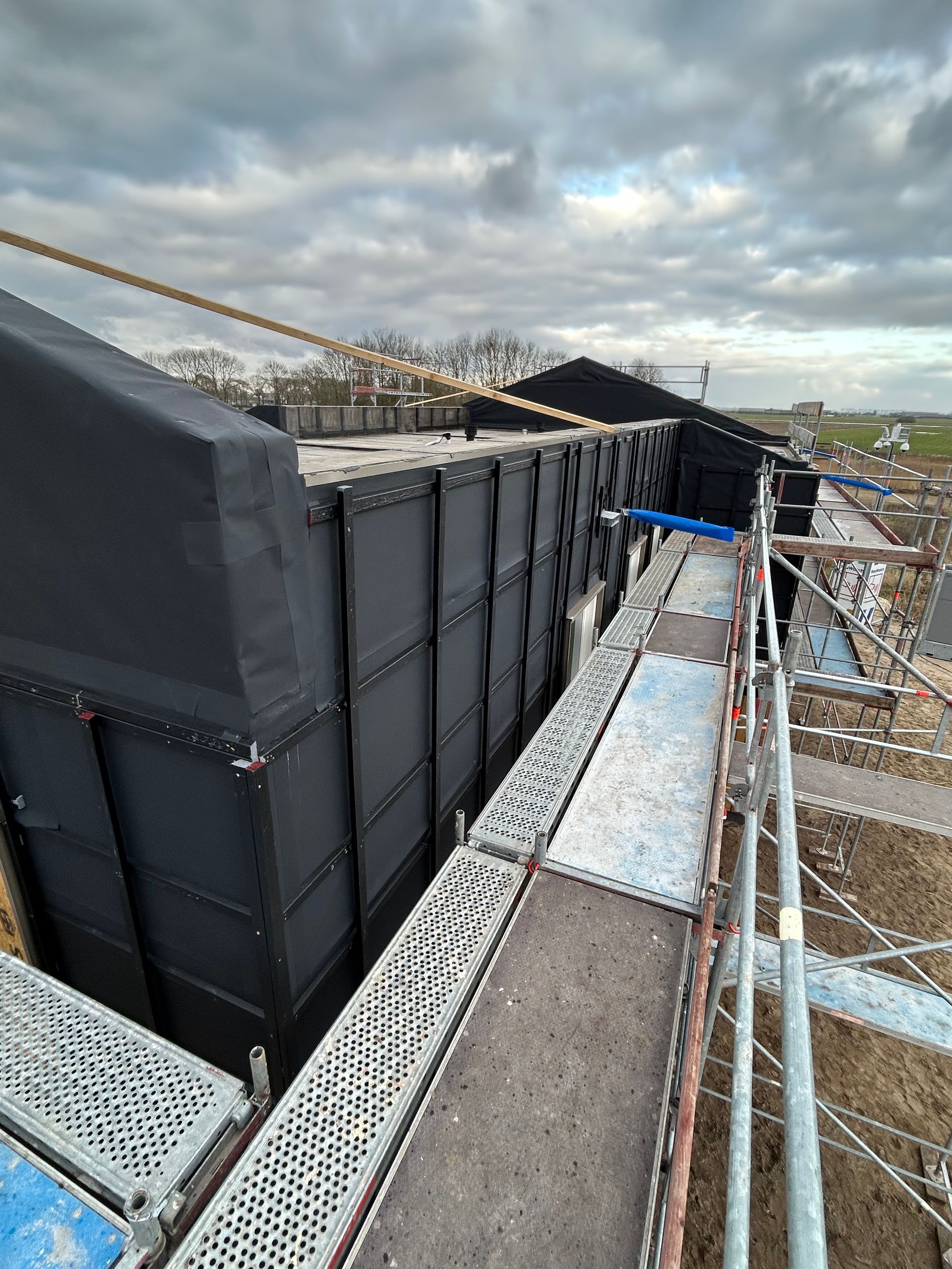 Steiger, steiger huren, steigerbouw, dakrenovatie, dakwerk, steigerbouwer, damen, damen steigerverhuur, steigerwerk, steiger huren per maand, gevelbekleding, steiger voor gevel, steigerbouw bedrijf, steigers, nederlandse steigerbouwer