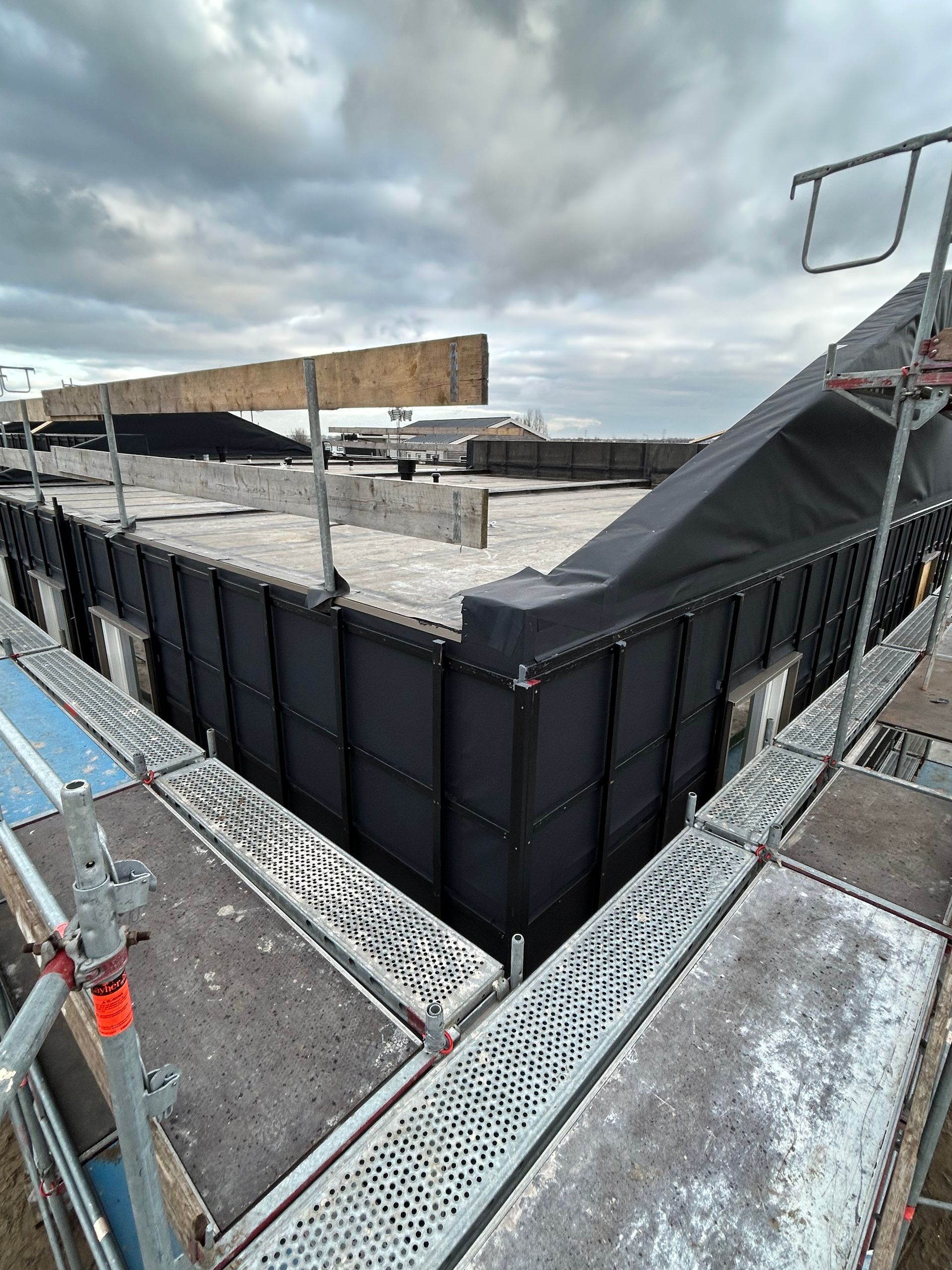 Steiger, steiger huren, steigerbouw, dakrenovatie, dakwerk, steigerbouwer, damen, damen steigerverhuur, steigerwerk, steiger huren per maand, gevelbekleding, steiger voor gevel, steigerbouw bedrijf, steigers, nederlandse steigerbouwer