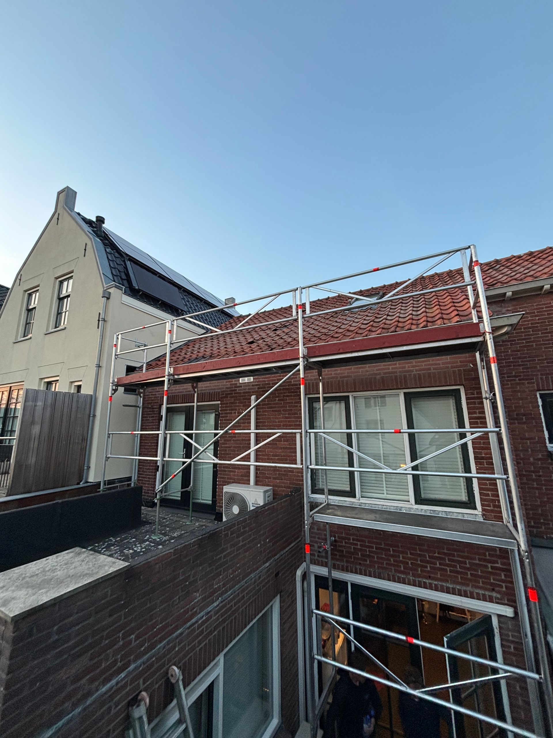 Steiger huren, steigerbouw, steigerbouwer, steiger, steigers, dakrenovatie, gevelsteiger, vaste steiger, damen, damen steigerverhuur, damensteigerverhuur