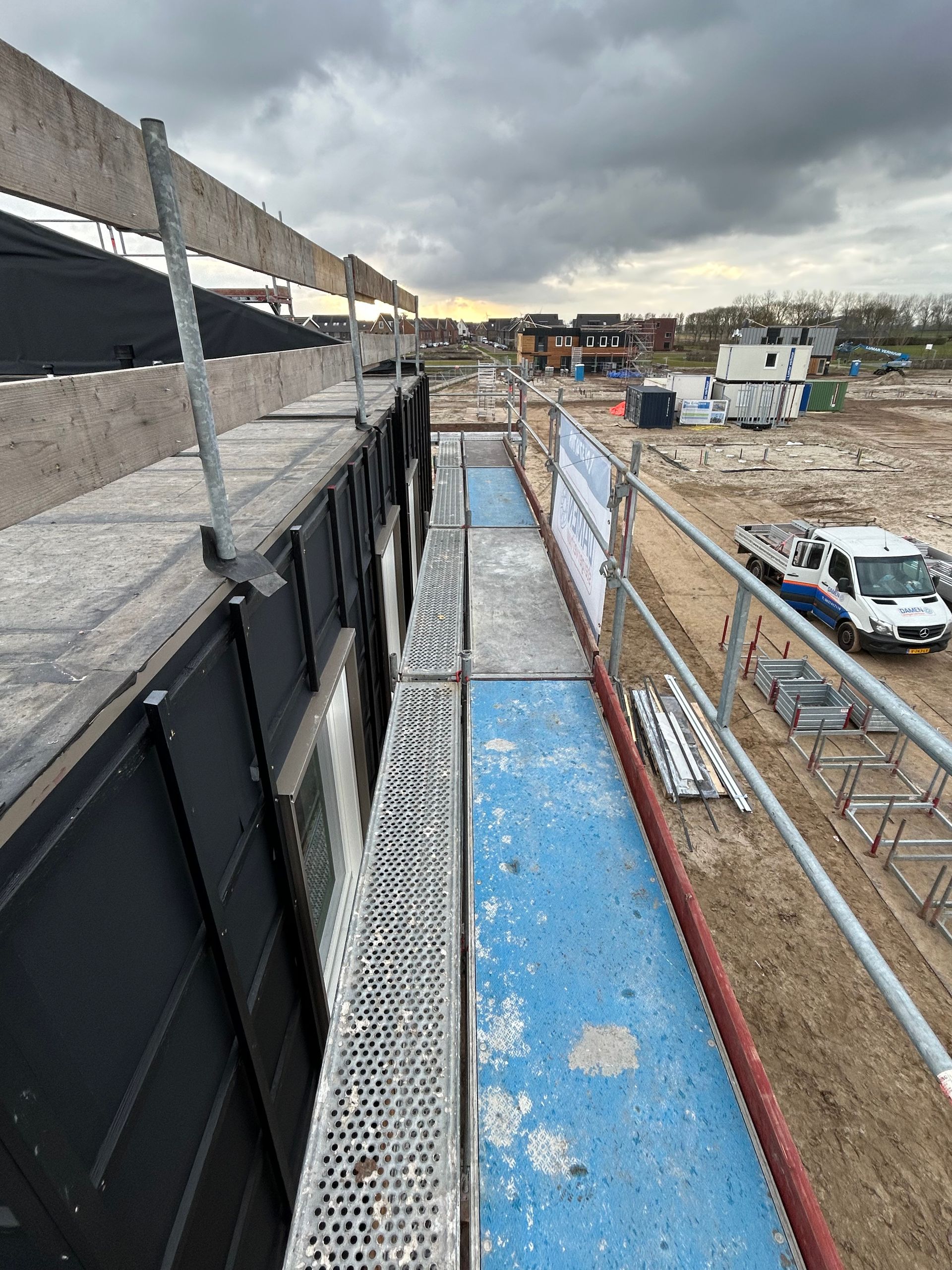 Steiger, steiger huren, steigerbouw, dakrenovatie, dakwerk, steigerbouwer, damen, damen steigerverhuur, steigerwerk, steiger huren per maand, gevelbekleding, steiger voor gevel, steigerbouw bedrijf, steigers, nederlandse steigerbouwer