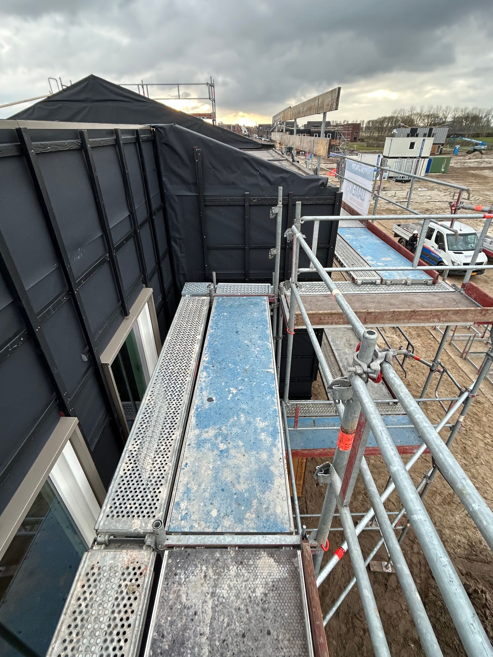 Steiger, steiger huren, steigerbouw, dakrenovatie, dakwerk, steigerbouwer, damen, damen steigerverhuur, steigerwerk, steiger huren per maand, gevelbekleding, steiger voor gevel, steigerbouw bedrijf, steigers, nederlandse steigerbouwer
