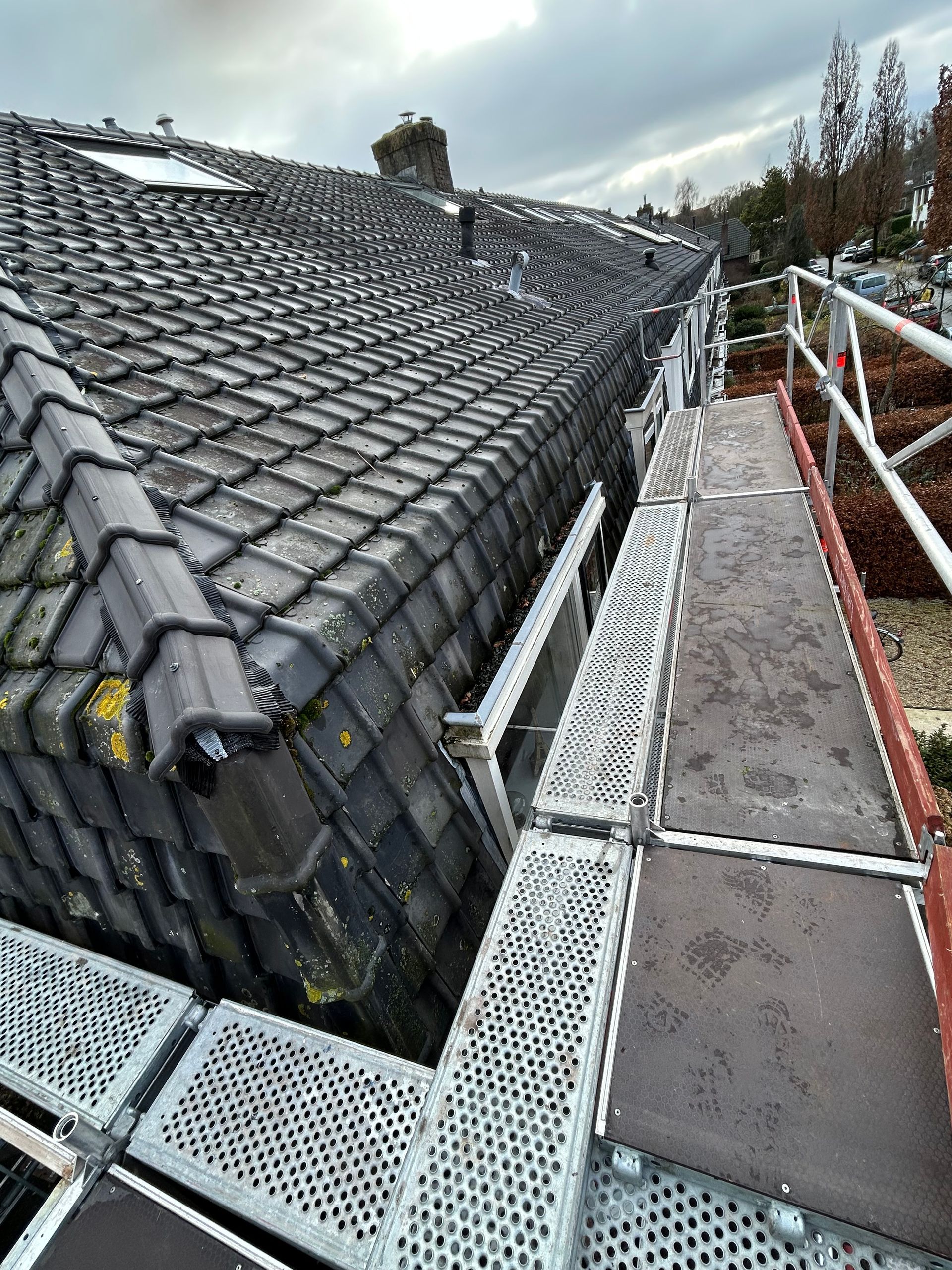 Steiger, steiger huren, steigerbouw, dakrenovatie, dakwerk, steigerbouwer, damen, damen steigerverhuur, steigerwerk, steiger huren per maand
