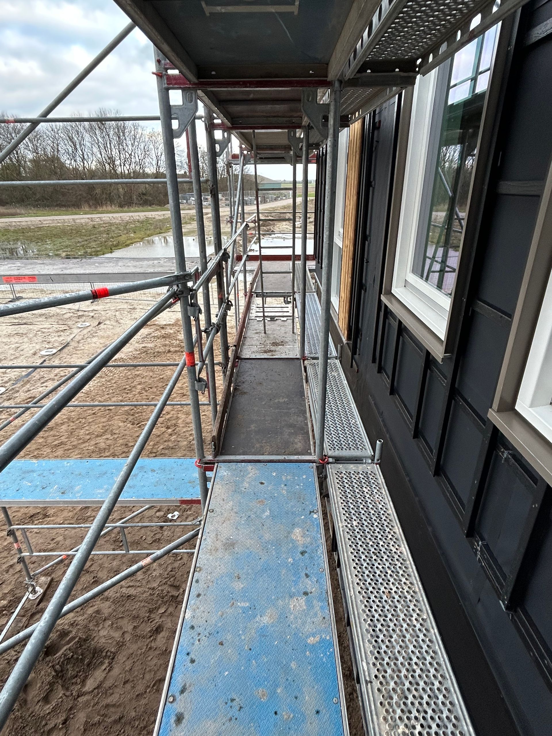 Steiger, steiger huren, steigerbouw, dakrenovatie, dakwerk, steigerbouwer, damen, damen steigerverhuur, steigerwerk, steiger huren per maand, gevelbekleding, steiger voor gevel, steigerbouw bedrijf, steigers, nederlandse steigerbouwer