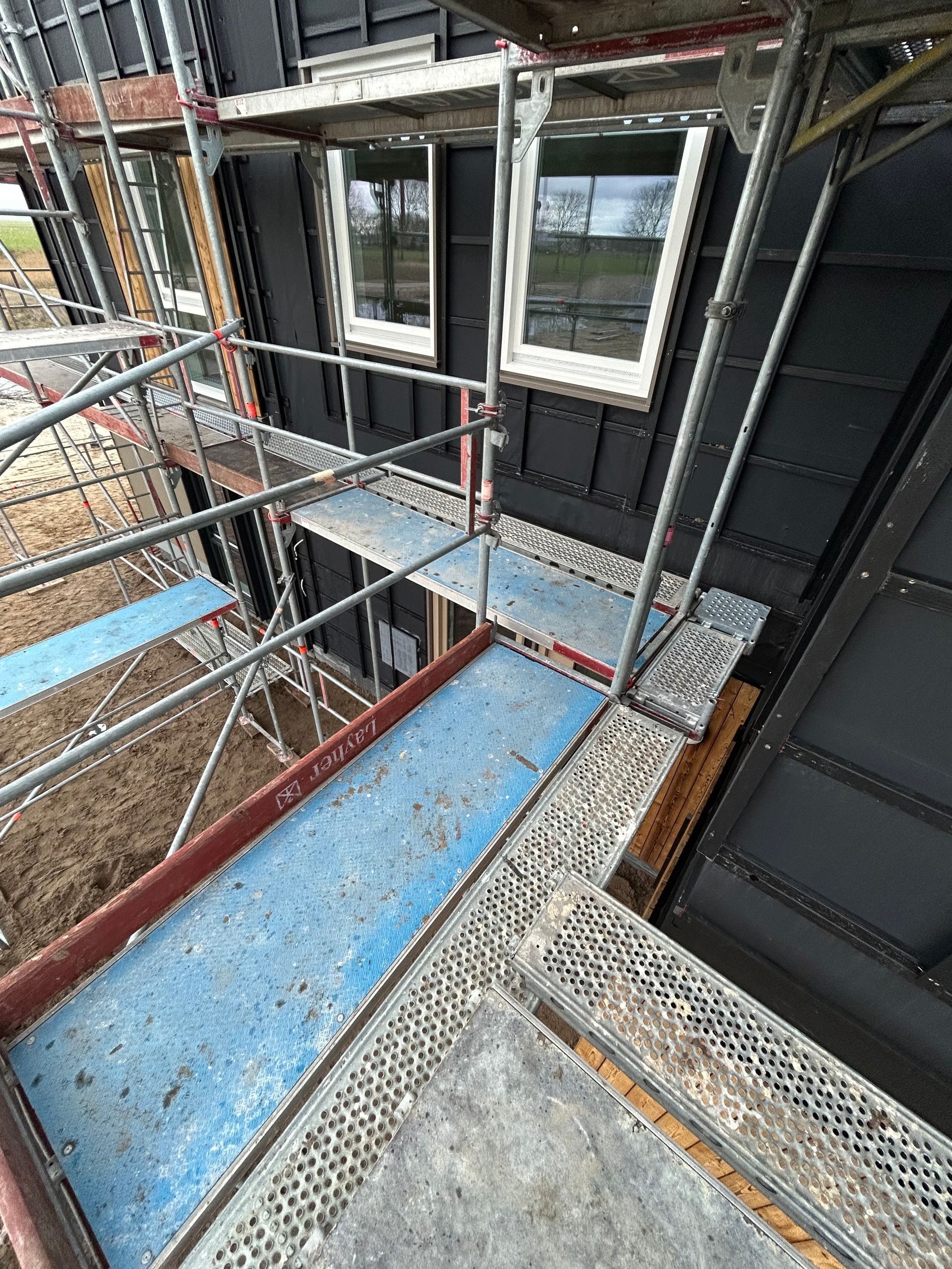 Steiger, steiger huren, steigerbouw, dakrenovatie, dakwerk, steigerbouwer, damen, damen steigerverhuur, steigerwerk, steiger huren per maand, gevelbekleding, steiger voor gevel, steigerbouw bedrijf, steigers, nederlandse steigerbouwer
