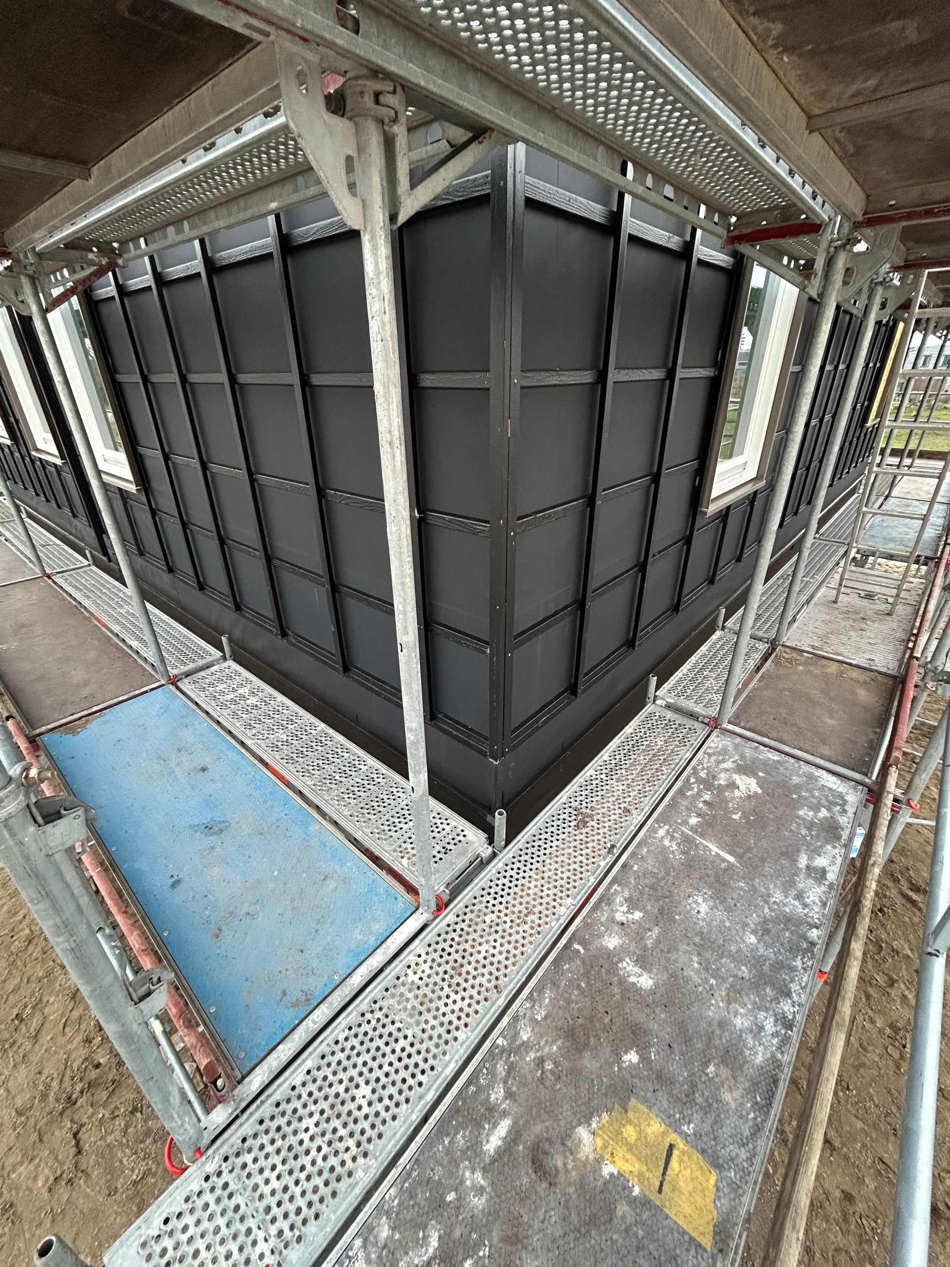 Steiger, steiger huren, steigerbouw, dakrenovatie, dakwerk, steigerbouwer, damen, damen steigerverhuur, steigerwerk, steiger huren per maand, gevelbekleding, steiger voor gevel, steigerbouw bedrijf, steigers, nederlandse steigerbouwer