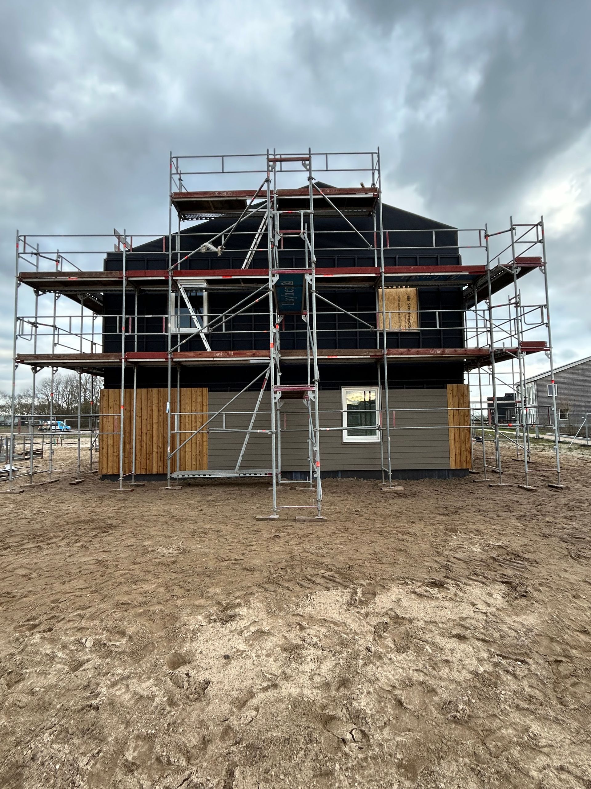 Steiger, steiger huren, steigerbouw, dakrenovatie, dakwerk, steigerbouwer, damen, damen steigerverhuur, steigerwerk, steiger huren per maand, gevelbekleding, steiger voor gevel, steigerbouw bedrijf, steigers, nederlandse steigerbouwer