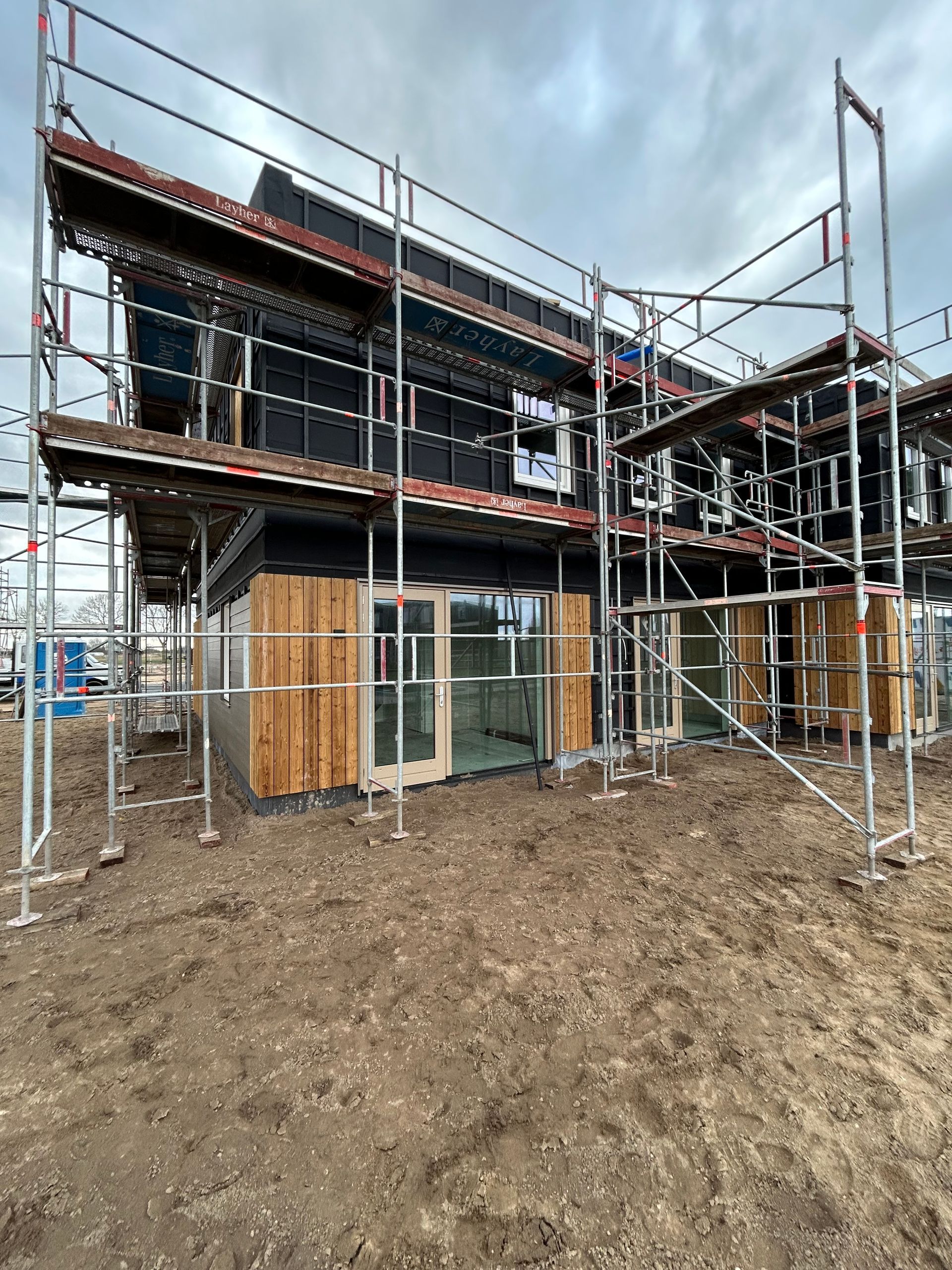 Steiger, steiger huren, steigerbouw, dakrenovatie, dakwerk, steigerbouwer, damen, damen steigerverhuur, steigerwerk, steiger huren per maand, gevelbekleding, steiger voor gevel, steigerbouw bedrijf, steigers, nederlandse steigerbouwer