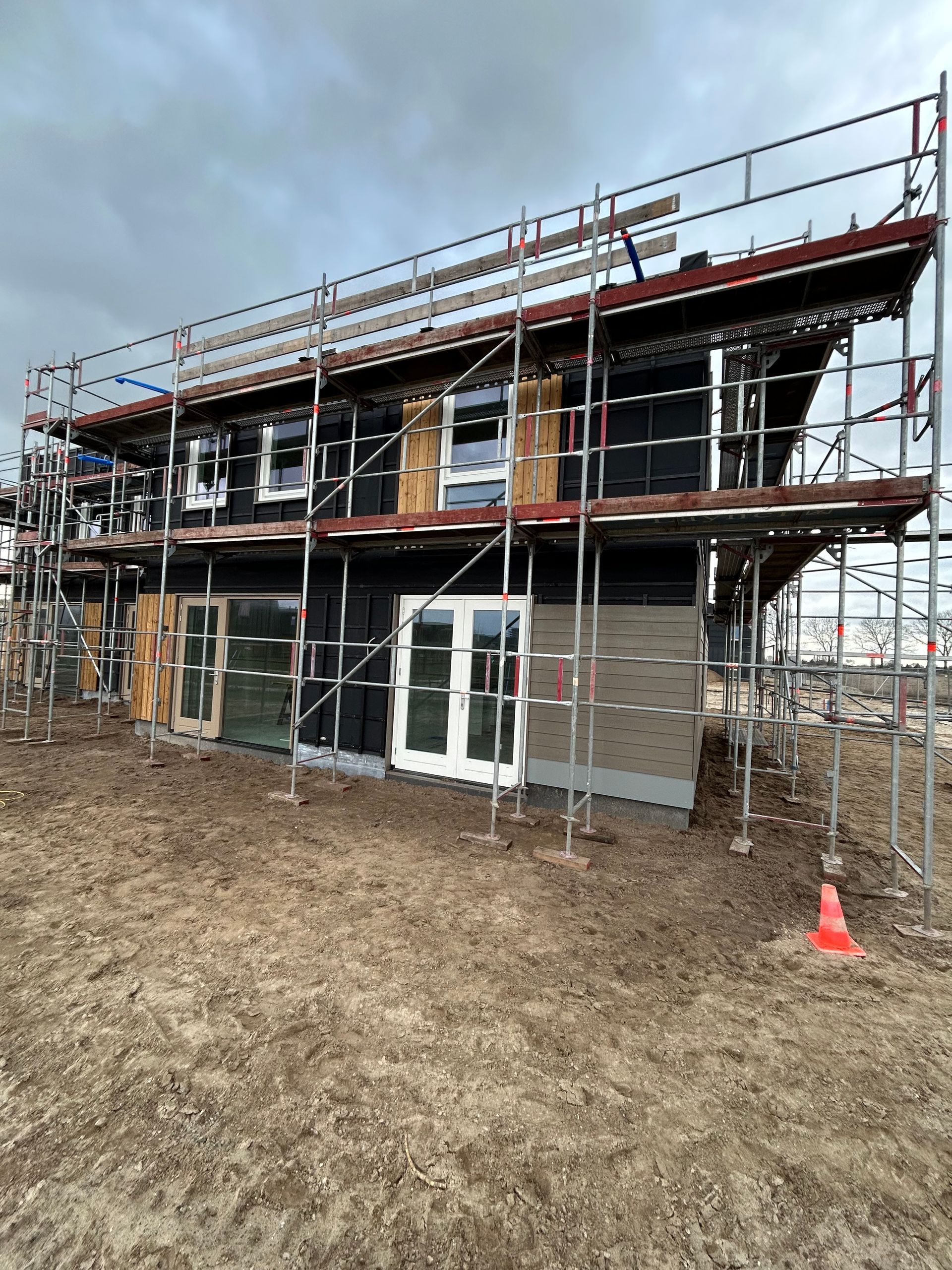Steiger, steiger huren, steigerbouw, dakrenovatie, dakwerk, steigerbouwer, damen, damen steigerverhuur, steigerwerk, steiger huren per maand, gevelbekleding, steiger voor gevel, steigerbouw bedrijf, steigers, nederlandse steigerbouwer