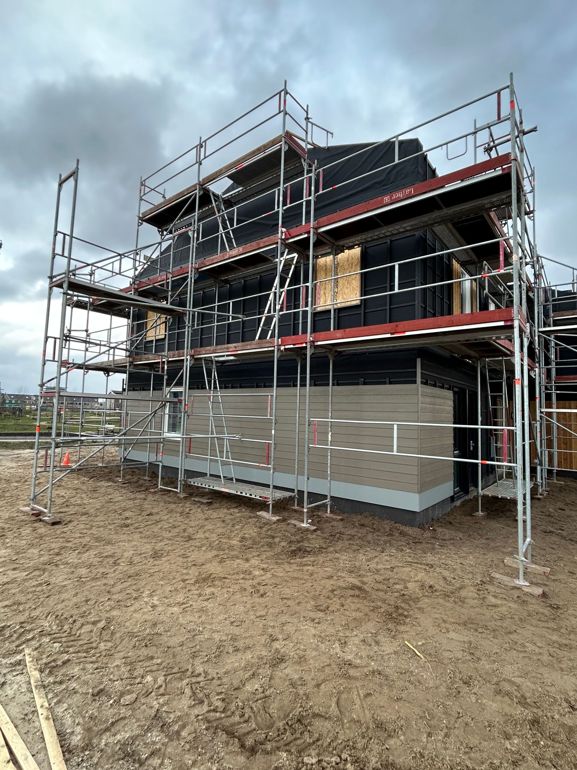 Steiger, steiger huren, steigerbouw, dakrenovatie, dakwerk, steigerbouwer, damen, damen steigerverhuur, steigerwerk, steiger huren per maand, gevelbekleding, steiger voor gevel, steigerbouw bedrijf, steigers, nederlandse steigerbouwer