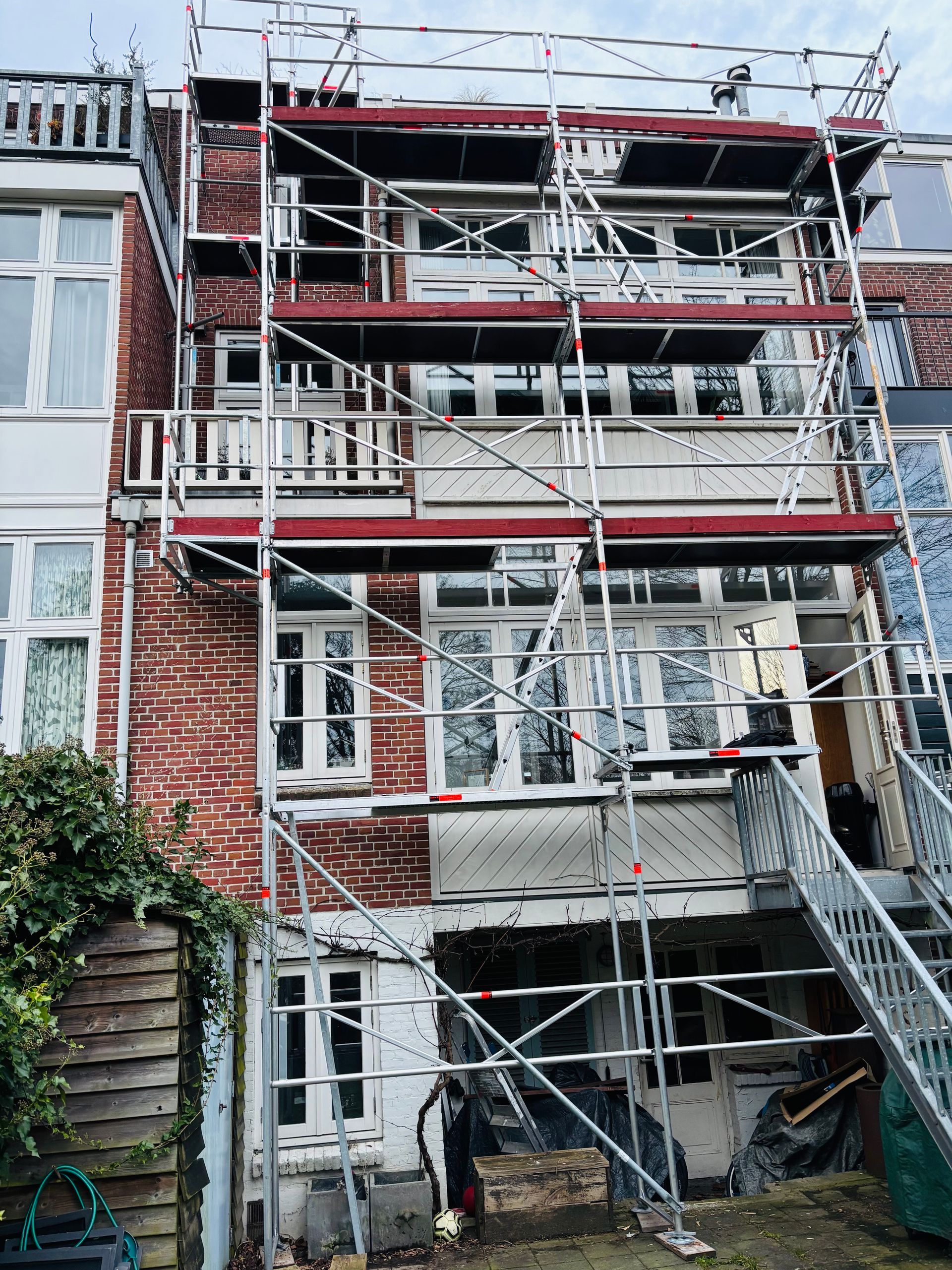 Steiger huren, steigerbouw, steigerbouwer, steiger, steigers, dakrenovatie, gevelsteiger, vaste steiger, damen, damen steigerverhuur, damensteigerverhuur