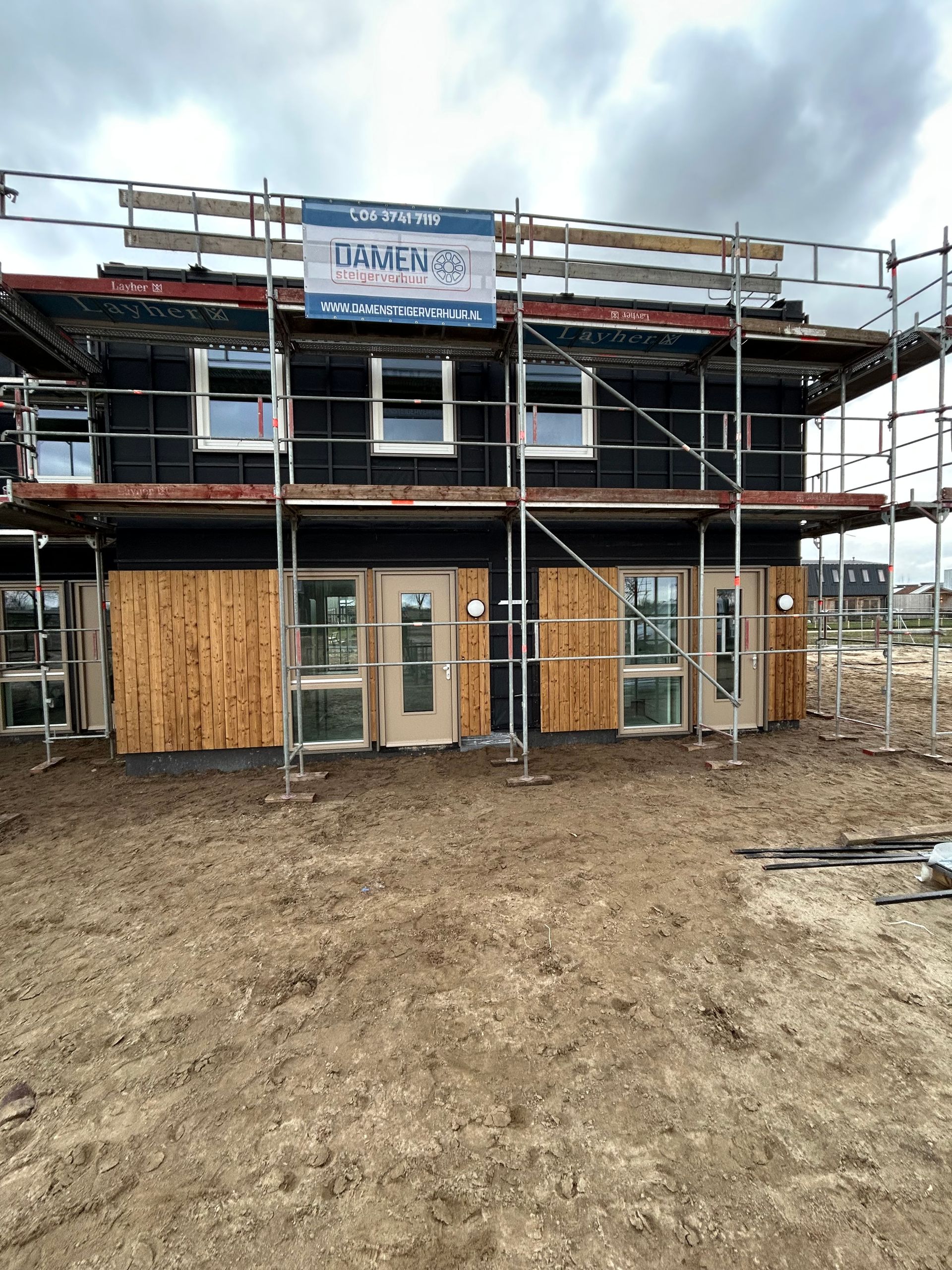 Steiger, steiger huren, steigerbouw, dakrenovatie, dakwerk, steigerbouwer, damen, damen steigerverhuur, steigerwerk, steiger huren per maand, gevelbekleding, steiger voor gevel, steigerbouw bedrijf, steigers, nederlandse steigerbouwer