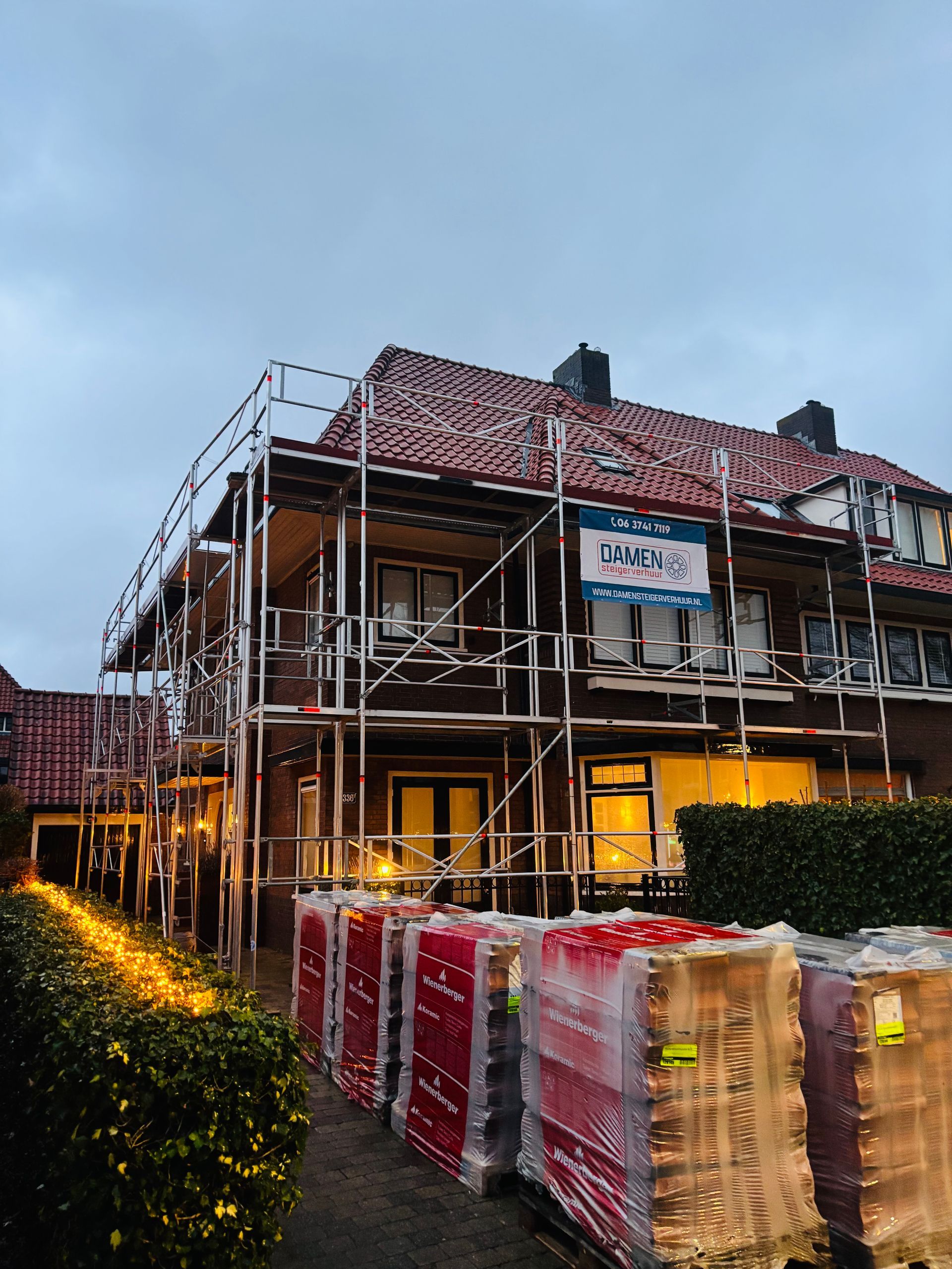 Steiger huren, steigerbouw, steigerbouwer, steiger, steigers, dakrenovatie, gevelsteiger, vaste steiger, damen, damen steigerverhuur, damensteigerverhuur
