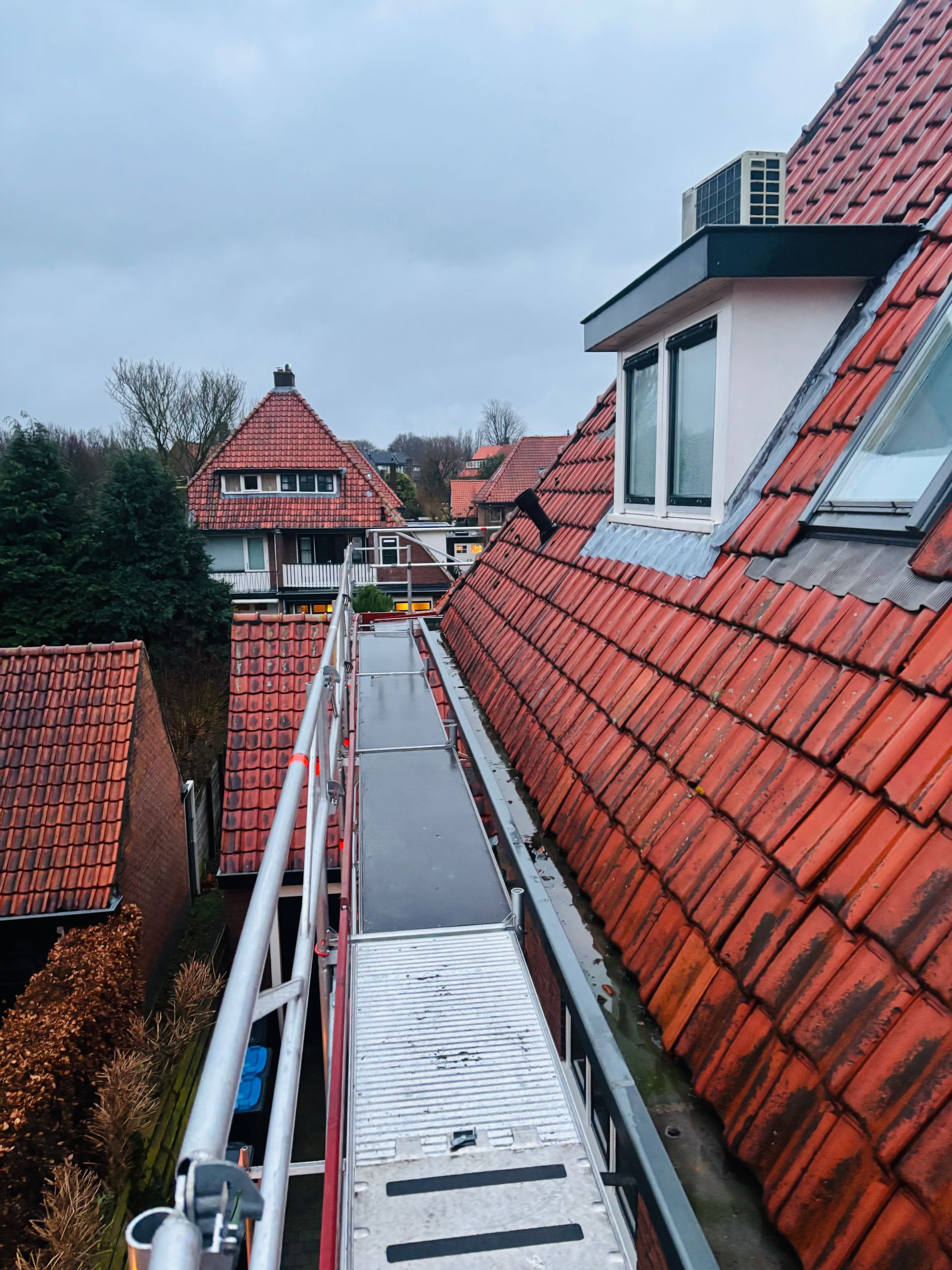 Steiger huren, steigerbouw, steigerbouwer, steiger, steigers, dakrenovatie, gevelsteiger, vaste steiger, damen, damen steigerverhuur, damensteigerverhuur