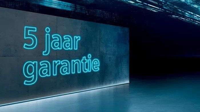 Een neonbord met de tekst 5 jaar garantie erop
