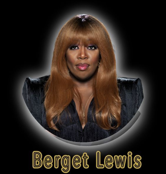 Portret van Berget Lewis met lang bruin haar op een zwarte achtergrond, haar naam eronder weergegeven.