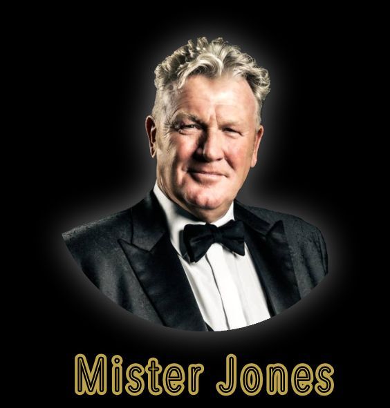 Portret van meneer Jones in een zwart smokingpak met vlinderdas op een donkere achtergrond.