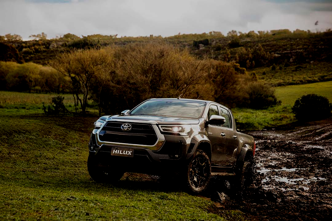 Un mecánico está trabajando en el motor de un coche.