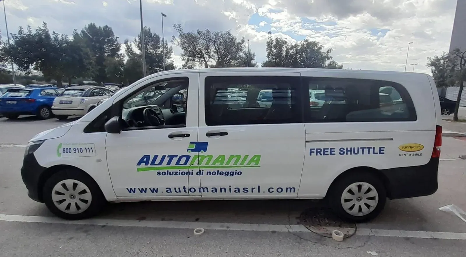 Furgone navetta bianco con le scritte
