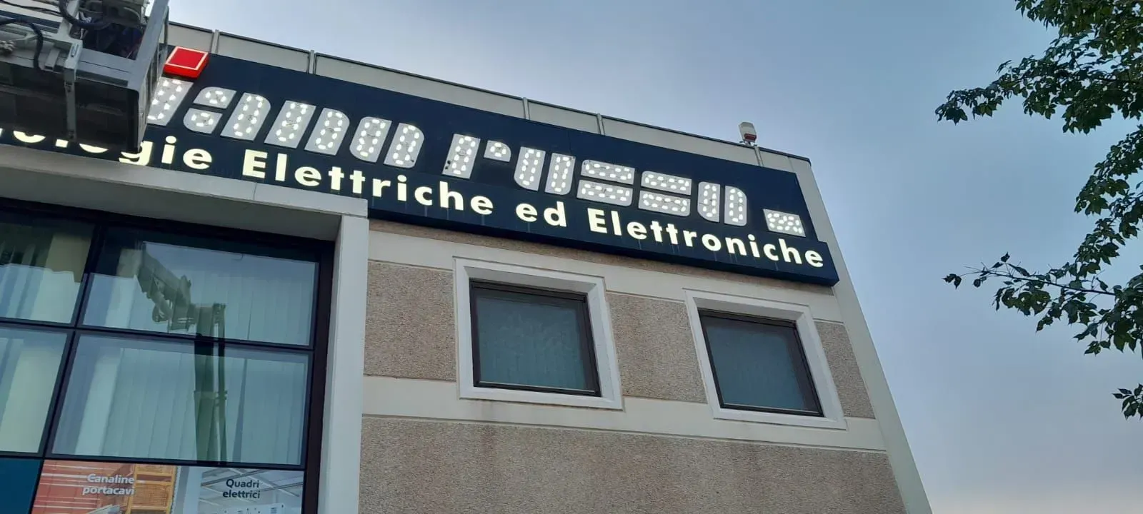 Facciata dell'edificio con l'insegna