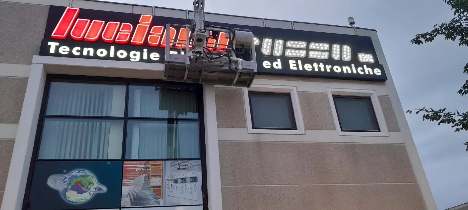 Insegna del negozio di elettronica e tecnologia