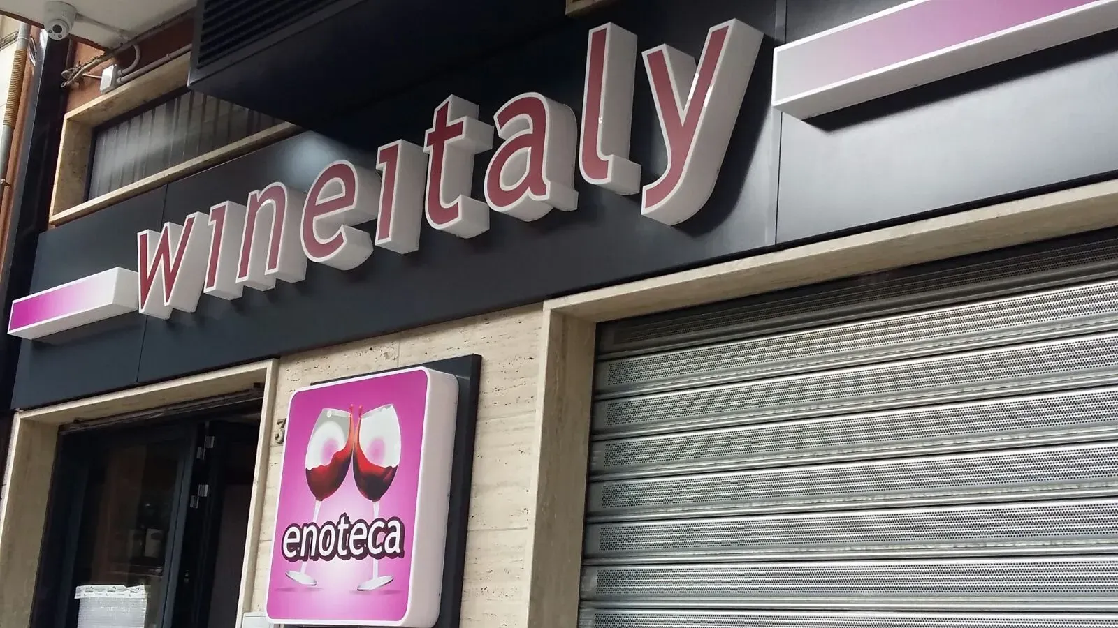 Insegna del negozio con la scritta