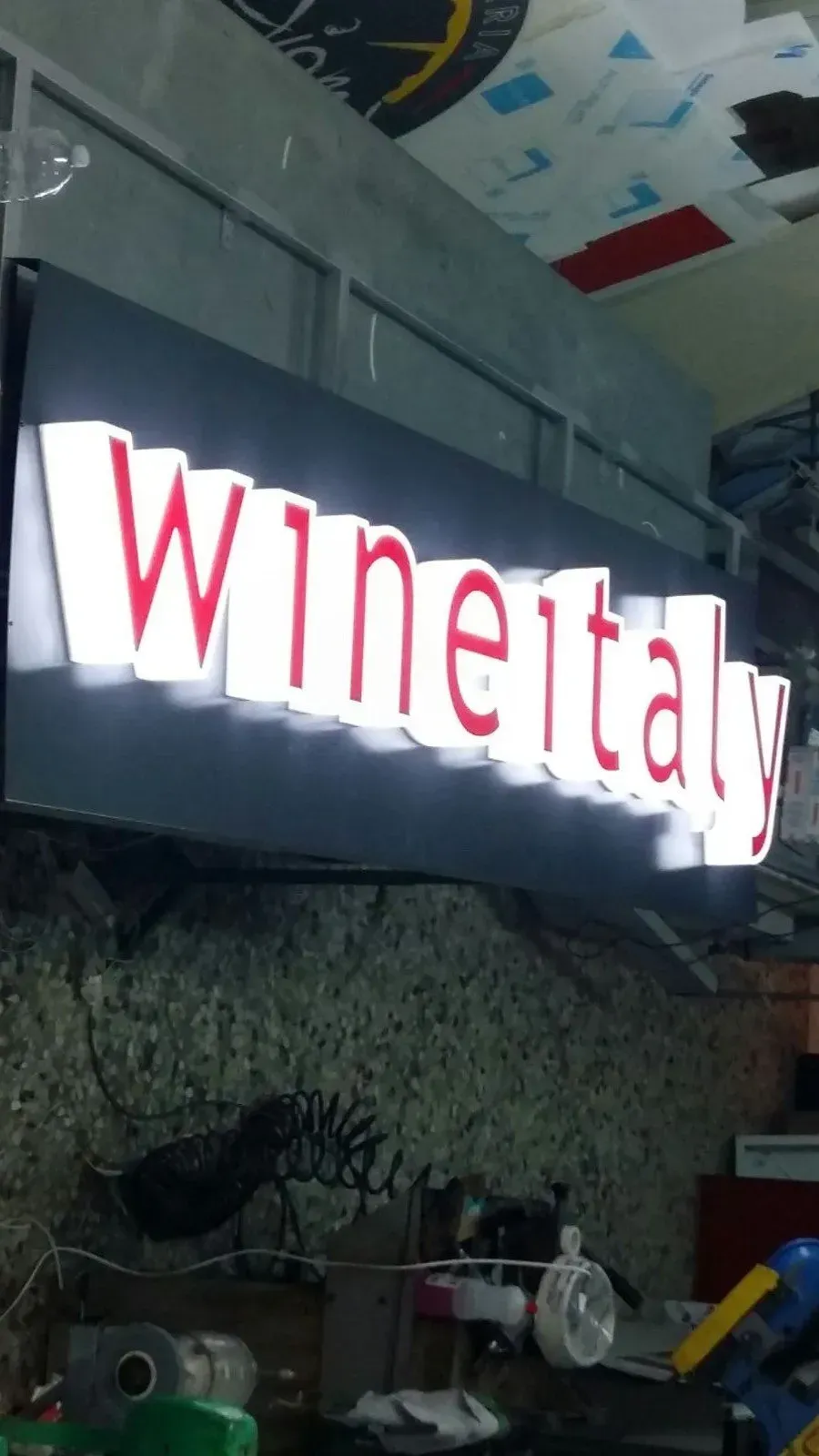 Insegna luminosa rossa e bianca con la scritta
