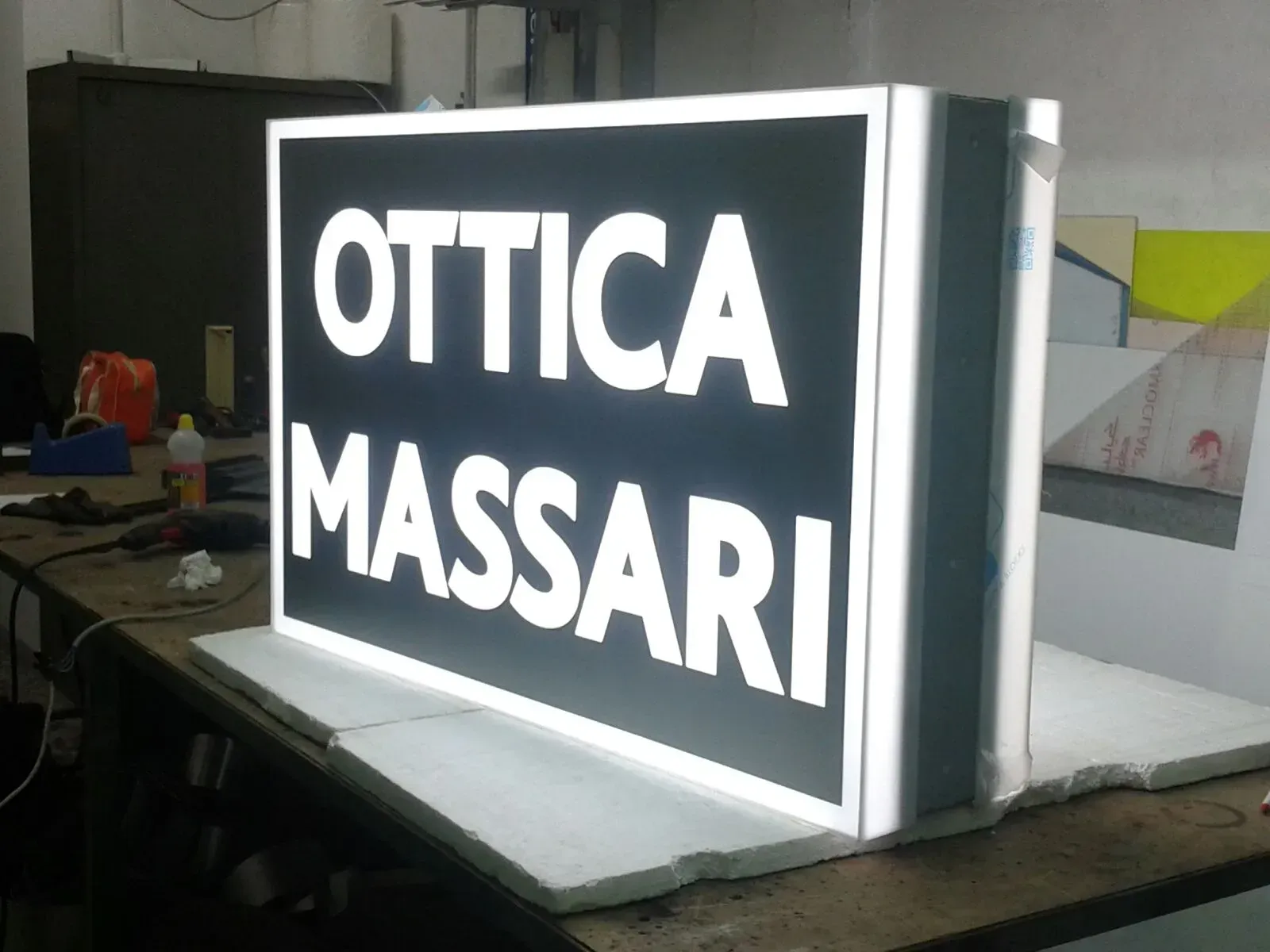 Insegna luminosa bianca con la scritta 