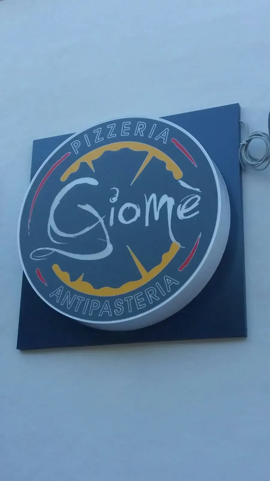 Insegna rotonda da pizzeria con la scritta 