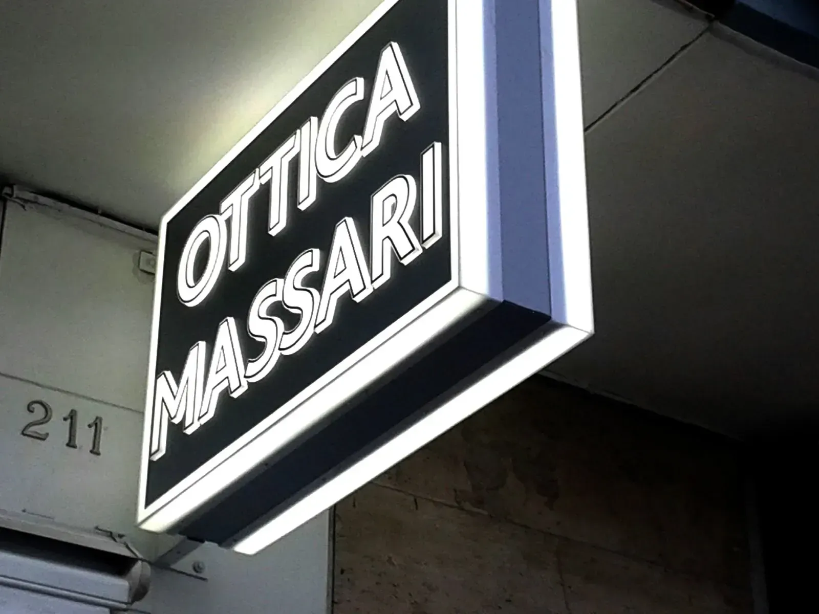 Insegna luminosa in bianco e nero con la scritta 